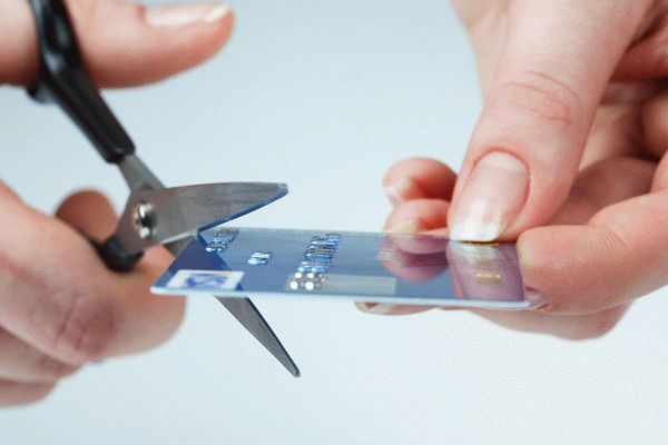 разрезать кредитную карту