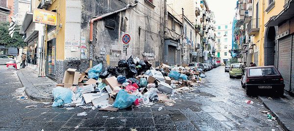 Типичная картина для юга Италии. Многолетняя черная грязь на тротуарной плитке, обдроченные стены домов, горы мусора, вонь и крысы. Собянина на них нет!