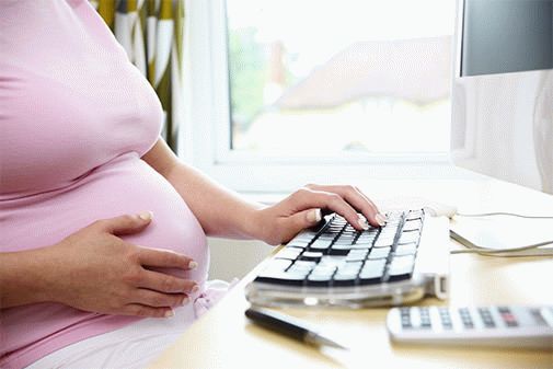 Беременная женщина за компьютером
