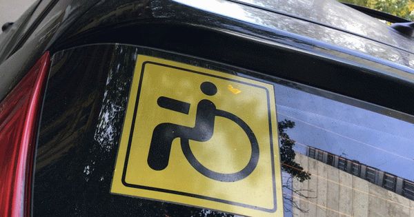 Значок инвалид на машину