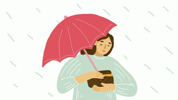 Женщина под зонтом защищает деньги от дождя