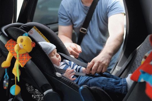 Оставление ребенка в машине с открытым окном, также попадает под действие как административного, так и уголовного законодательства